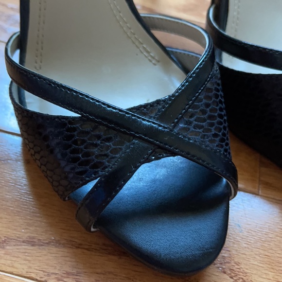 Ellen Tracy Black leather high heels with snake embossed detail - Picture 5 of 7